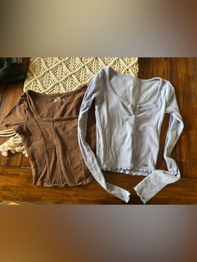 Great condition 2 Hollister shirts both size XS.